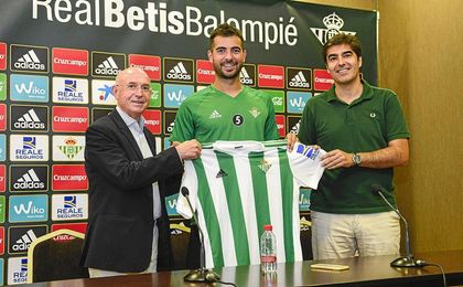 El central catalán, posando con su nueva camiseta. El central catalán, posando con su nueva camiseta.