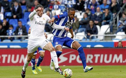 Cuerpo a cuerpo entre Gareth Bale y Sidnei en un encuentro entre el Deportivo y el Real Madrid. Cuerpo a cuerpo entre Gareth Bale y Sidnei en un encuentro entre el Deportivo y el Real Madrid.