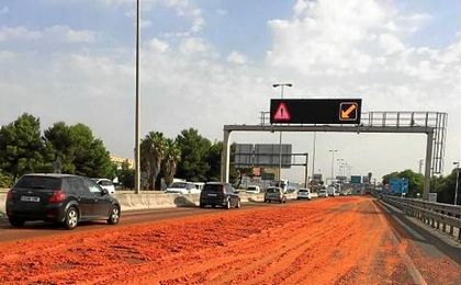 Más de seis kilómetros de atasco en la SE-30 al caer una carga de tomate triturado de un camión Más de seis kilómetros de atasco en la SE-30 al caer una carga de tomate triturado de un camión