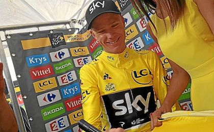 Froome, firmando un maillot amarillo tras la etapa de hoy. Froome, firmando un maillot amarillo tras la etapa de hoy.