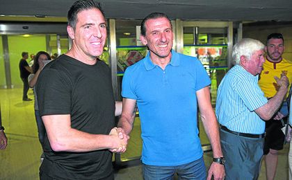 A Eduardo Berizzo le faltan sólo tres semanas para afrontar su debut oficial como entrenador del Sevilla en la previa de la Champions. A Eduardo Berizzo le faltan sólo tres semanas para afrontar su debut oficial como entrenador del Sevilla en la previa de la Champions.
