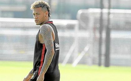 Neymar, en un entrenamiento con el Barcelona. Neymar, en un entrenamiento con el Barcelona.