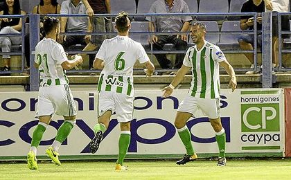 Jordi Amat recibe la felicitación de Fabián y Tosca tras conseguir el empate a uno. Jordi Amat recibe la felicitación de Fabián y Tosca tras conseguir el empate a uno.