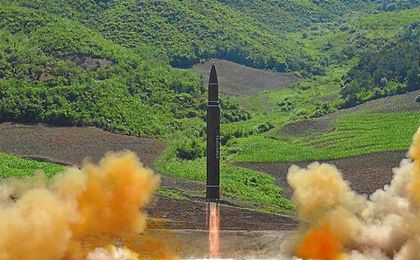 El misil lanzado este viernes es un Hwasong-14, el mismo modelo (en la foto) lanzado el pasado 4 de julio que podría llegar a Alaska. El misil lanzado este viernes es un Hwasong-14, el mismo modelo (en la foto) lanzado el pasado 4 de julio que podría llegar a Alaska.