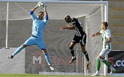 Adán y Feddal, nueva incorporación para la defensa, en un lance del encuentro disputado contra el Besiktas. Adán y Feddal, nueva incorporación para la defensa, en un lance del encuentro disputado contra el Besiktas.