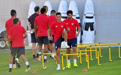 Jesús Navas, acompañado de Nolito en el entrenamiento. Jesús Navas, acompañado de Nolito en el entrenamiento.