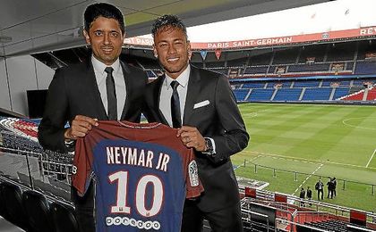 Neymar Jr., junto a su nuevo presidente Nasser Al Khelaifi. Neymar Jr., junto a su nuevo presidente Nasser Al Khelaifi.