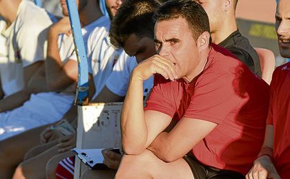 Dioni Arroyo, entrenador del San José, durante el amistoso disputado contra el Betis Deportivo. Dioni Arroyo, entrenador del San José, durante el amistoso disputado contra el Betis Deportivo.