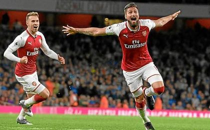 Olivier Giroud dio el tanto del triunfo al Arsenal a poco del final. Olivier Giroud dio el tanto del triunfo al Arsenal a poco del final.
