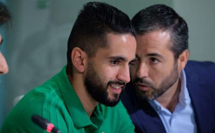 Boudebouz, durante su presentación. Boudebouz, durante su presentación.