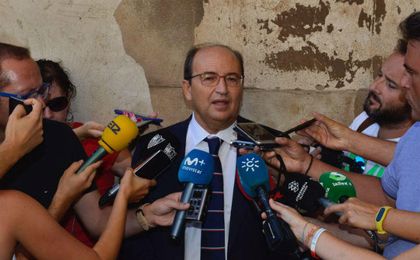 Castro deja abiertas las puertas de entrada y salida Castro deja abiertas las puertas de entrada y salida