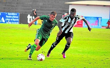 Julio Gracia conduce el balón durante un lance del partido jugado ayer ante la Balompédica Linense. Julio Gracia conduce el balón durante un lance del partido jugado ayer ante la Balompédica Linense.