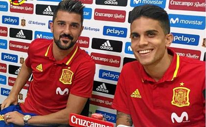 Marc Bartra atendió junto a Villa a los medios de comunicación. Marc Bartra atendió junto a Villa a los medios de comunicación.