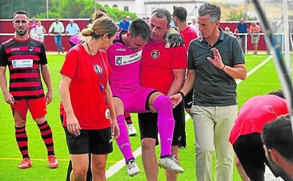 Nico es sacado del campo en volandas el pasado domingo tras el percance. Nico es sacado del campo en volandas el pasado domingo tras el percance.