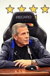 Tabárez dice que Suárez estará "mejor" ante Paraguay que ante Argentina Tabárez dice que Suárez estará "mejor" ante Paraguay que ante Argentina
