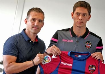 Tito cambia el modelo de fichajes y se refuerza en el mercado internacional Tito cambia el modelo de fichajes y se refuerza en el mercado internacional