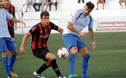 Javi Salas y Serrano disputan un balón en el partido del domingo. Javi Salas y Serrano disputan un balón en el partido del domingo.