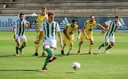 El costasoleño, transformando un penalti ante el Lorca Deportiva. El costasoleño, transformando un penalti ante el Lorca Deportiva.