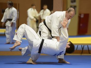 Abe propone combates de judo entre los presidentes de Rusia y de Mongolia Abe propone combates de judo entre los presidentes de Rusia y de Mongolia