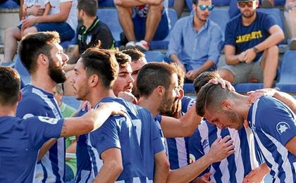 Canillas es felicitado por su gol al Lorca. Canillas es felicitado por su gol al Lorca.