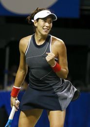 Garbiñe Muguruza vence a la francesa Caroline Garcia y accede a la semifinal de Tokio Garbiñe Muguruza vence a la francesa Caroline Garcia y accede a la semifinal de Tokio
