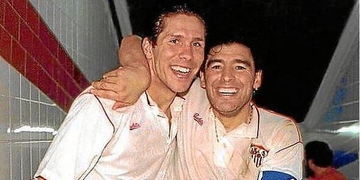 Simeone y Maradona, cuando coincidieron en Nervión. Simeone y Maradona, cuando coincidieron en Nervión.
