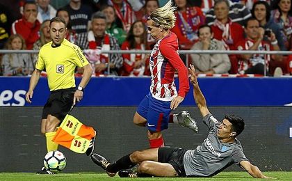 Diego González realiza una entrada sobre Griezmann, en el Wanda. Diego González realiza una entrada sobre Griezmann, en el Wanda.