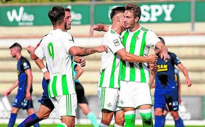 Los jugadores del filial verdiblanco celebran el gol del triunfo anotado por Loren. Los jugadores del filial verdiblanco celebran el gol del triunfo anotado por Loren.