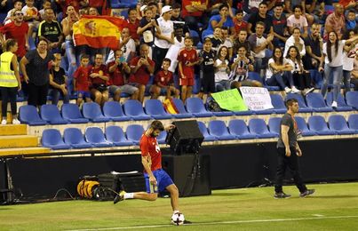 Pitos y aplausos para Piqué durante el entrenamiento en Alicante Pitos y aplausos para Piqué durante el entrenamiento en Alicante