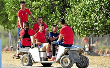Correa, con sus compañeros en un entrenamiento. Correa, con sus compañeros en un entrenamiento.