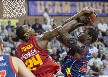 81-77. El UCAM CB logra una agónica victoria en un partido con 55 faltas 81-77. El UCAM CB logra una agónica victoria en un partido con 55 faltas