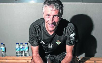 Setién posa para ESTADIO Deportivo. Setién posa para ESTADIO Deportivo.