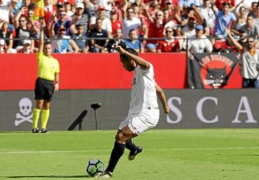 Uno de los 14 fueras de juego que le pitaron al Sevilla contra el Málaga. Uno de los 14 fueras de juego que le pitaron al Sevilla contra el Málaga.