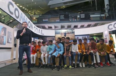 Mata muestra en Manchester los rostros del proyecto solidario ´Common Goal´ Mata muestra en Manchester los rostros del proyecto solidario ´Common Goal´