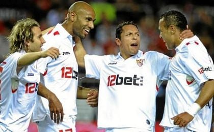 Kanouté, junto a los brasileños Adriano y Luis Fabiano en el Sevilla. Kanouté, junto a los brasileños Adriano y Luis Fabiano en el Sevilla.