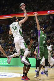 99-71. La Euroliga no desgasta a un Unicaja que apabulla a un débil Betis 99-71. La Euroliga no desgasta a un Unicaja que apabulla a un débil Betis