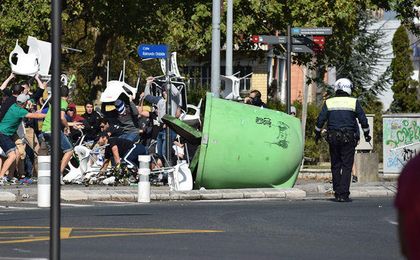 Cuatro heridos, uno en la UCI, en una pelea de seguidores del Alavés y Racing Cuatro heridos, uno en la UCI, en una pelea de seguidores del Alavés y Racing