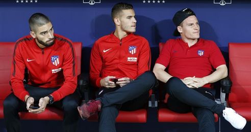 Iniesta y Andre Gomes, en el once del Barça; Savic y Correa, en el Atlético Iniesta y Andre Gomes, en el once del Barça; Savic y Correa, en el Atlético