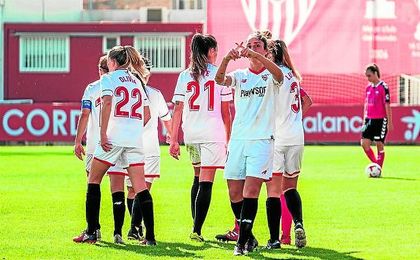 El Sevilla celebra el gol de Martina Piemonte. El Sevilla celebra el gol de Martina Piemonte.
