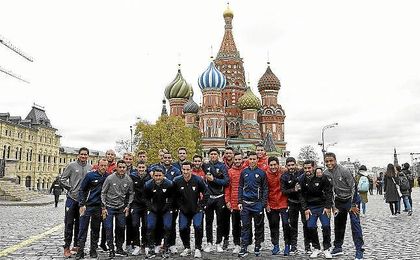 Los jugadores del Sevilla, frente a la Catedral de San Basilio en la Plaza Roja de Moscú. Los jugadores del Sevilla, frente a la Catedral de San Basilio en la Plaza Roja de Moscú.