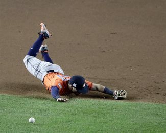 Altuve vuelve a ser líder ganador junto con Verlander; los Astros se salvan Altuve vuelve a ser líder ganador junto con Verlander; los Astros se salvan