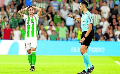Sergio León se lamenta, en presencia de Sánchez Martínez, tras fallar un penalti contra el Valencia. Sergio León se lamenta, en presencia de Sánchez Martínez, tras fallar un penalti contra el Valencia.