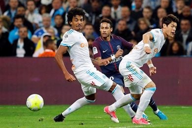 Cavani salva al PSG en el clásico, con Neymar expulsado Cavani salva al PSG en el clásico, con Neymar expulsado