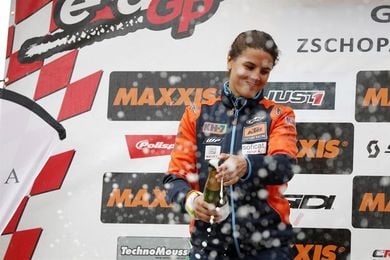 Laia Sanz termina segunda y peleará mañana por su decimonoveno título mundial Laia Sanz termina segunda y peleará mañana por su decimonoveno título mundial