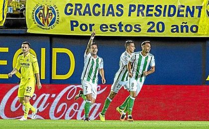 Sergio León celebra su tanto (11´) en el Estadio de la Cerámica, que inauguraba en verdiblanca la nómina de tantos tempraneros este curso. Sergio León celebra su tanto (11´) en el Estadio de la Cerámica, que inauguraba en verdiblanca la nómina de tantos tempraneros este curso.