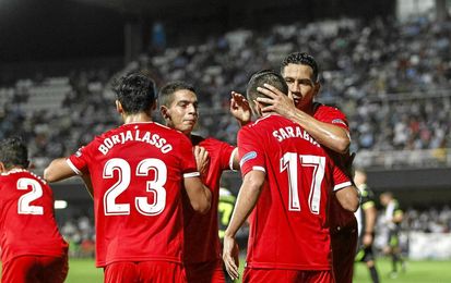 Los jugadores del Sevilla se abrazan tras el primer gol, de Sarabia. Los jugadores del Sevilla se abrazan tras el primer gol, de Sarabia.