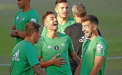 Camarasa bromea con Amat y Tello en un entrenamiento bético. Camarasa bromea con Amat y Tello en un entrenamiento bético.
