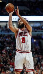 91-86. El novato finlandés Markkanen decide el primer triunfo de los Bulls 91-86. El novato finlandés Markkanen decide el primer triunfo de los Bulls