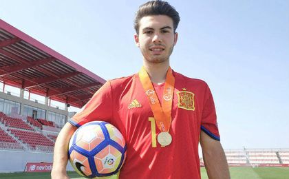 Lara posa con la medalla de oro conseguida en el Europeo de Croacia. Lara posa con la medalla de oro conseguida en el Europeo de Croacia.