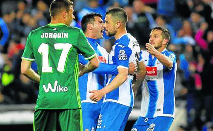 Reyes y Javi Fuego celebran el último triunfo ante el Betis. Reyes y Javi Fuego celebran el último triunfo ante el Betis.